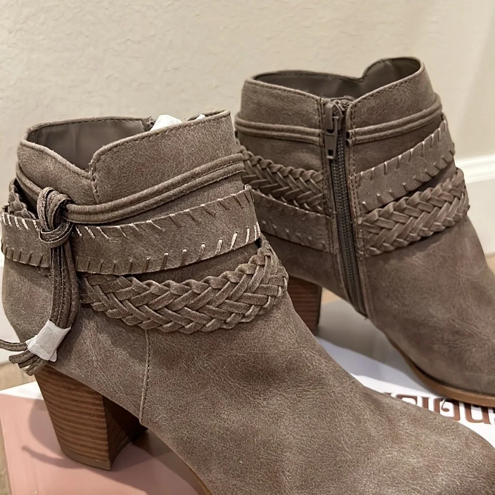 FERGALICIOUS by FERGIE taupe suede booties size 8.5 - Picture 2 of 4